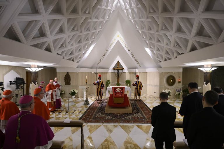 Papa Francesco, sabato i funerali a San Pietro. Domani la traslazione della salma e l’omaggio dei fedeli