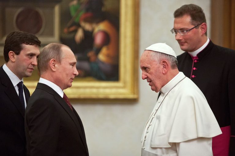 Putin ricorda Papa Francesco: “E’ stato un grande difensore di giustizia e umanità”