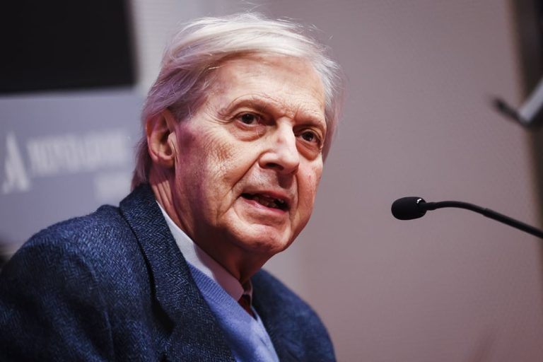 Vittorio Sgarbi sta lottando: “Grazie a tutti”. Da Taormina ha ricevuto un messaggio commovente