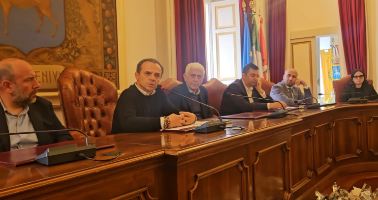 “Il padrone e gli strumenti”. A Taormina De Luca apre la fase 2 con l’avviso: auguri e partecipate…