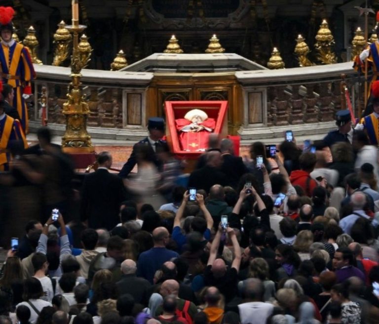 Selfie e post con il Papa morto: come si è ridotta la civiltà dell’apparenza?