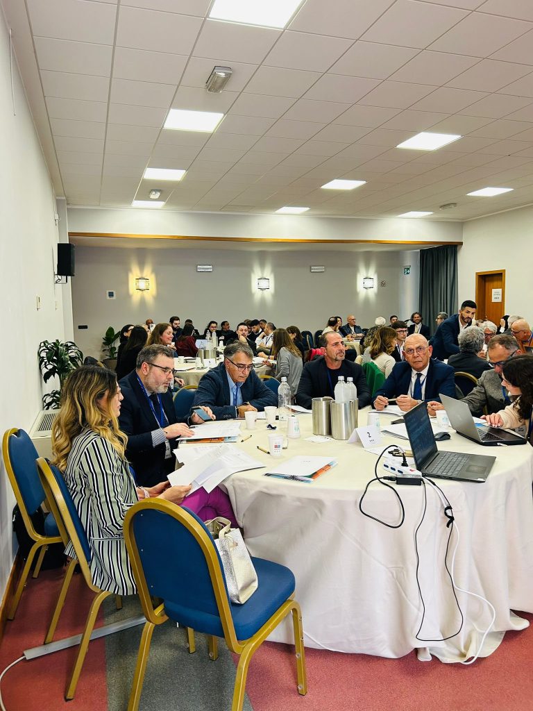 "Turisma 2025", grande successo a Naxos per l'evento che lancia la sfida di un futuro sostenibile e innovativo 1 i tavoli di lavoro di Turisma