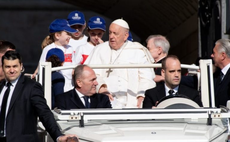 Cinnirella saluta Francesco: “Che emozione quando hai fatto salire mio figlio sulla papamobile”