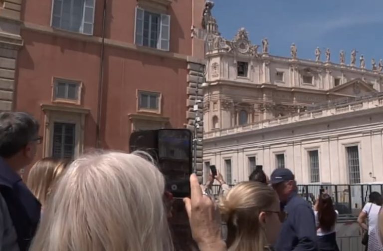 L’ultimo abbraccio al Papa: lacrime, ricordi e preghiere