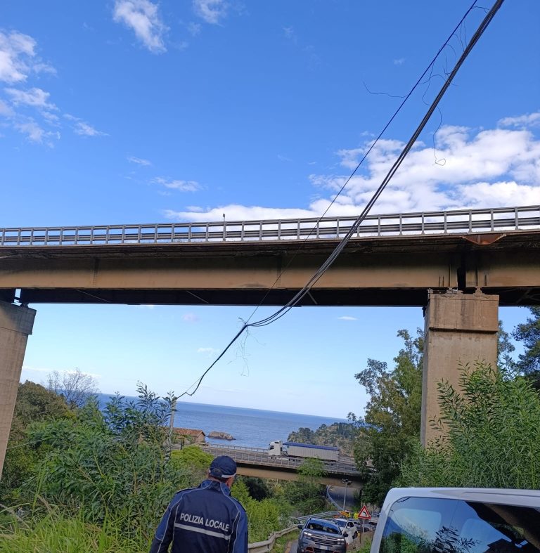 Taormina, bretella Via Garipoli: perforatrice trancia un cavo elettrico. Doppio stop al transito