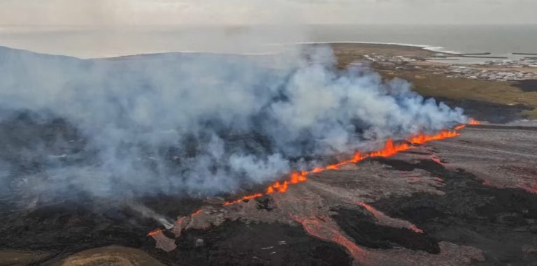 Islanda: la lava minaccia Grindavik dopo eruzione vulcano