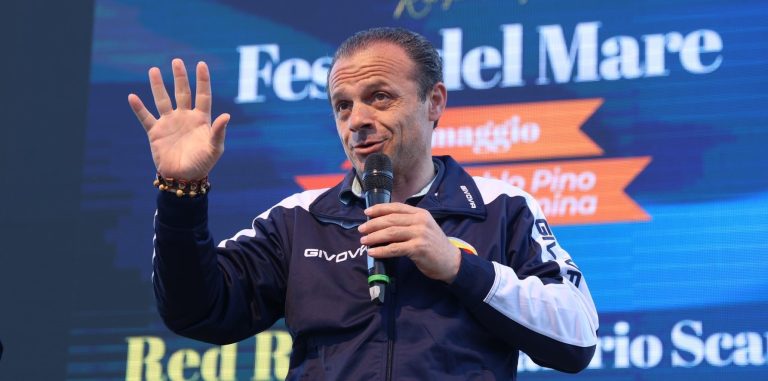 Rifiuti e scintille a Taormina, il sindaco carica: “Porci” e “zozzoni”. Gli oppositori insorgono: “Basta offese”