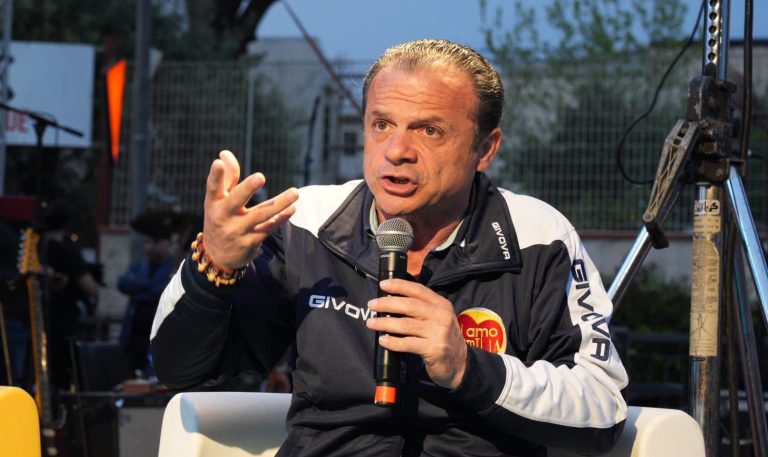 A Taormina il sindaco aumenta ancora le tasse e i social lo travolgono: “Pagare tutti per pagare di…più…?”