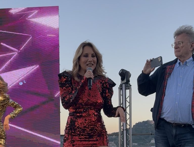 Jo Squillo al concerto del Primo Maggio a Taormina: “Gli artisti esempio per i giovani”