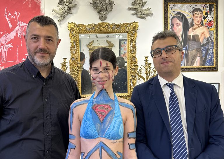 Alex Caminiti incanta Taormina con una performance live all’inaugurazione di Art Leone (VIDEO)