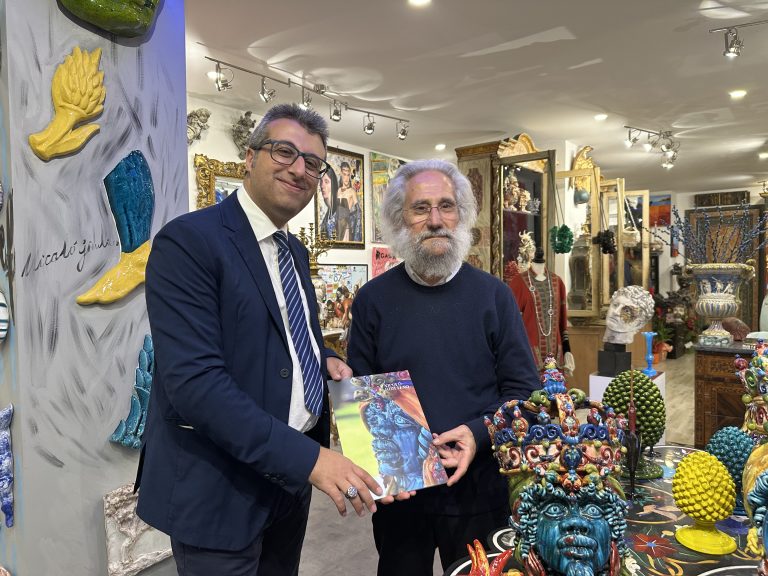 La forza dell’arte e dei sogni: il Re delle ceramiche, Nicolò Giuliano, incanta Taormina da Art Leone (VIDEO)