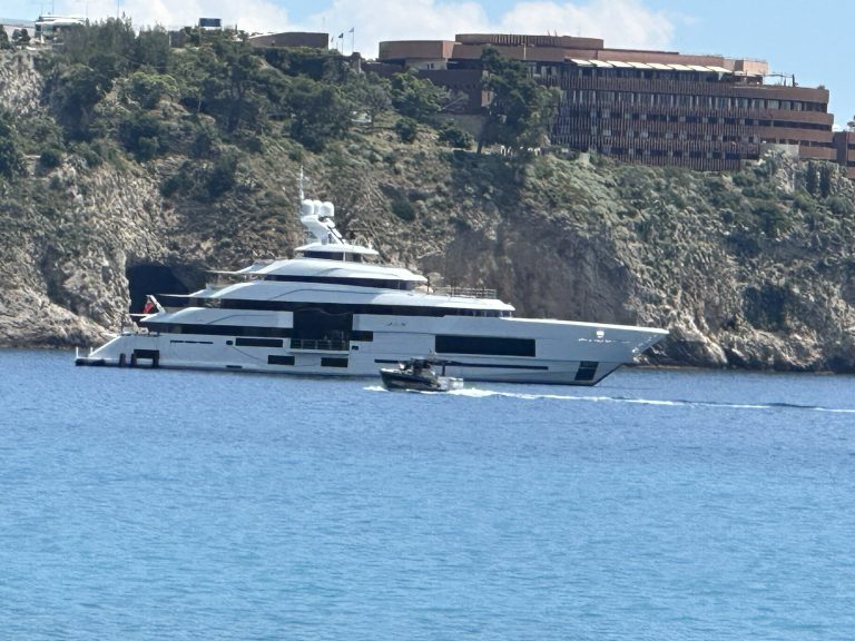 Nelle acque di Taormina il superyacht Yas dello sceicco di Abu Dhabi