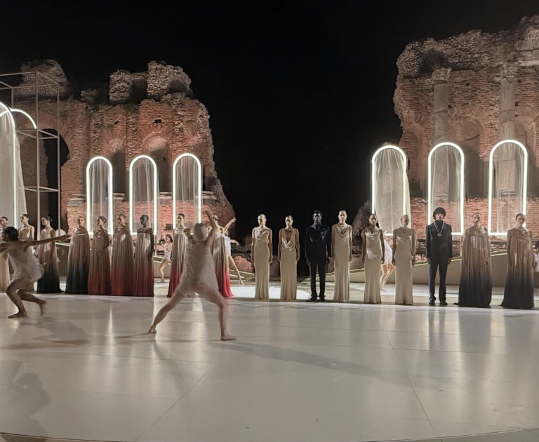 Taormina, Wayne McGregor incanta il Teatro Antico per Bulgari: danza e gioielli si fondono in “Polychroma”