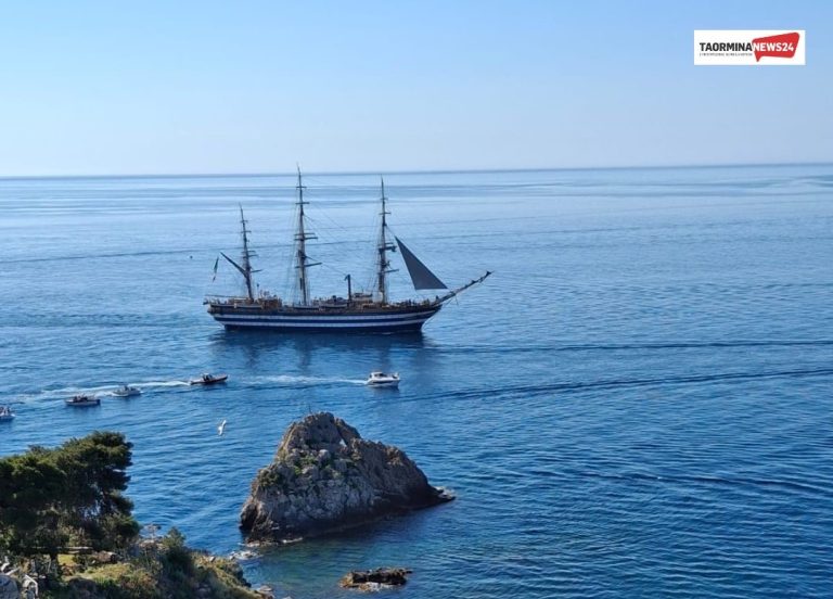 L’Amerigo Vespucci incanta Taormina e Naxos