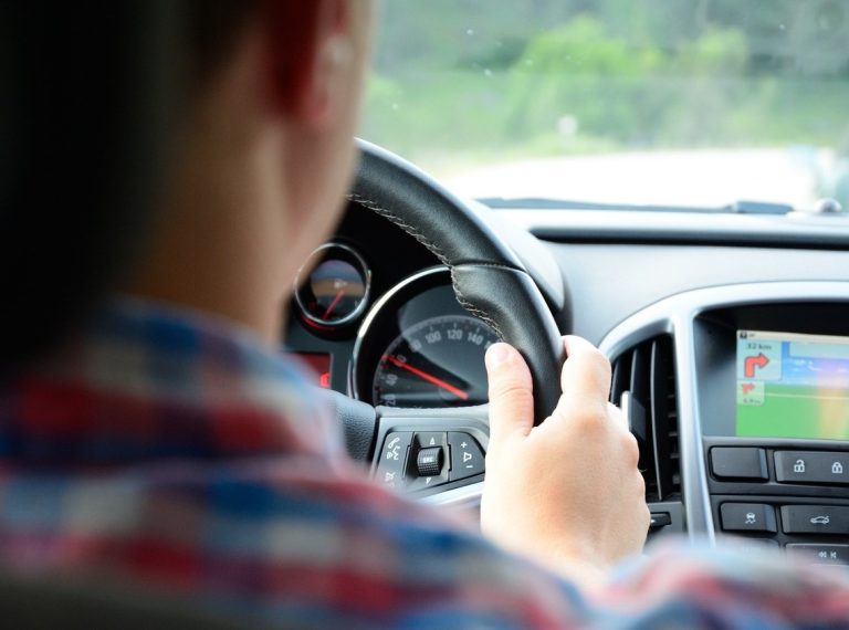 Taormina, turisti cinesi contromano in pieno centro: sfiorato l’incidente