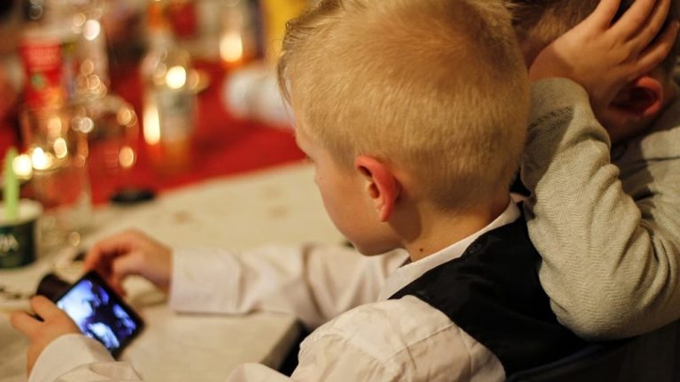 Tablet a tavola: “Danni gravi allo sviluppo dei bambini”