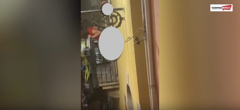 Taormina, coppia fa sesso sul balcone di giorno in centro storico (VIDEO)
