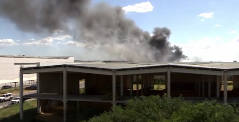 Siviglia, enorme incendio in un magazzino di prodotti chimici