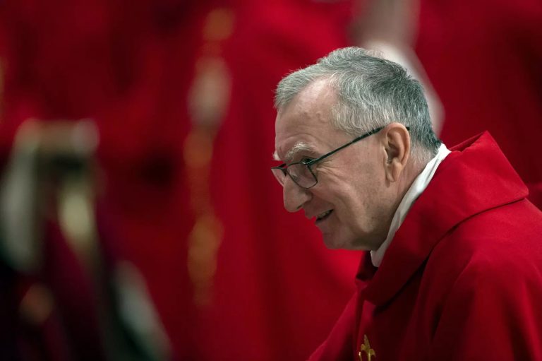 A San Pietro installato il comignolo per il conclave, smentito il malore del cardinale Parolin