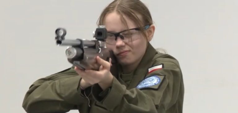Difesa a scuola, la Polonia addestra gli studenti a partire da 14 anni 