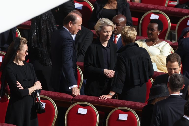 Von Der Leyen: “Dare forma al profondo messaggio di pace del Papa”