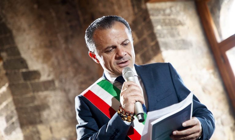 Lontano dal Film Fest, onnipresente a Taobuk: il paradosso meloniano del sindaco di Taormina