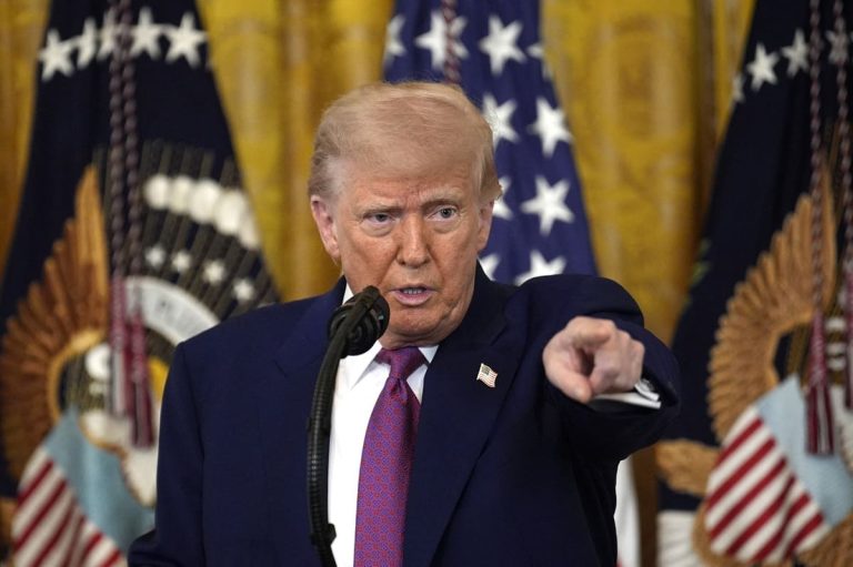 Trump: “Se l’Iran ci attacca reagiremo ai massimi livelli”