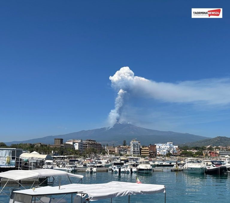 Grandi esplosioni sull’Etna, boom di escursioni da Taormina e Naxos. Attivato il monitoraggio