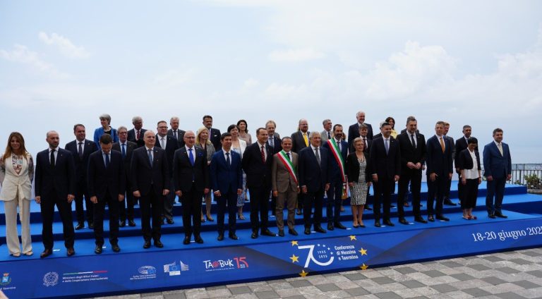 “Europa unita” a Taormina: flop tra passerelle e selfie mentre le famiglie del Ccpm piangevano in tenda