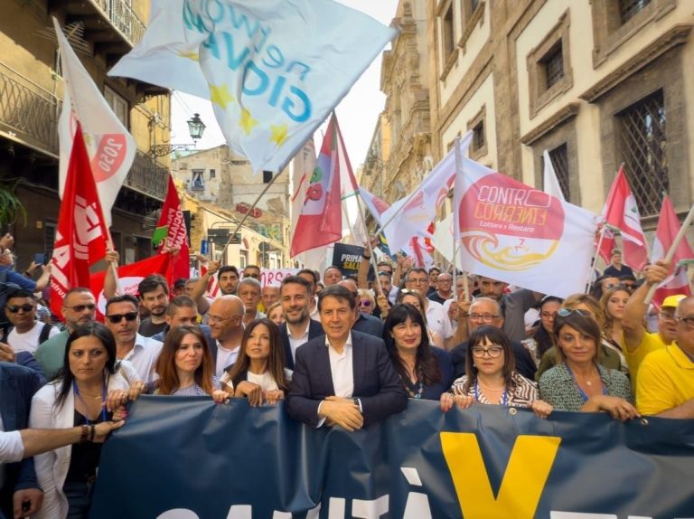 Conte in corteo a Palermo sulla sanità: “Stop a sprechi e malaffare in Sicilia”