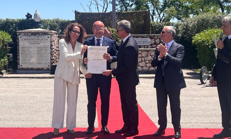 Panvino Cavaliere della legalità. Riconoscimento al Questore di Crotone, già dirigente della PS a Taormina