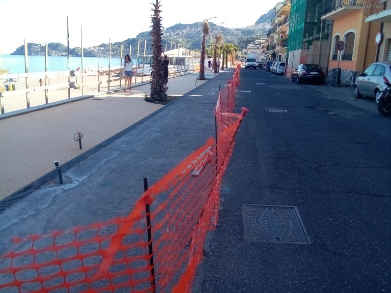 Taormina, l’estate è arrivata ma il lungomare di Mazzeo è ancora un cantiere e la viabilità soffre