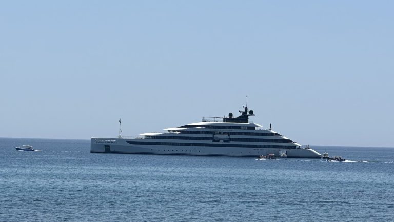 Il mega-yacht Emerald Sakara approda a Taormina e Naxos
