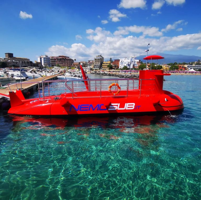 Nemosub, la magia di Taormina vista dagli abissi: il sottomarino rosso che incanta tutti