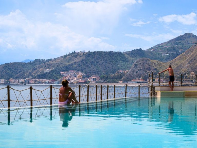 Stagione 2025: turisti stranieri ancora in crescita. Il Sud protagonista, Taormina regina dell’estate