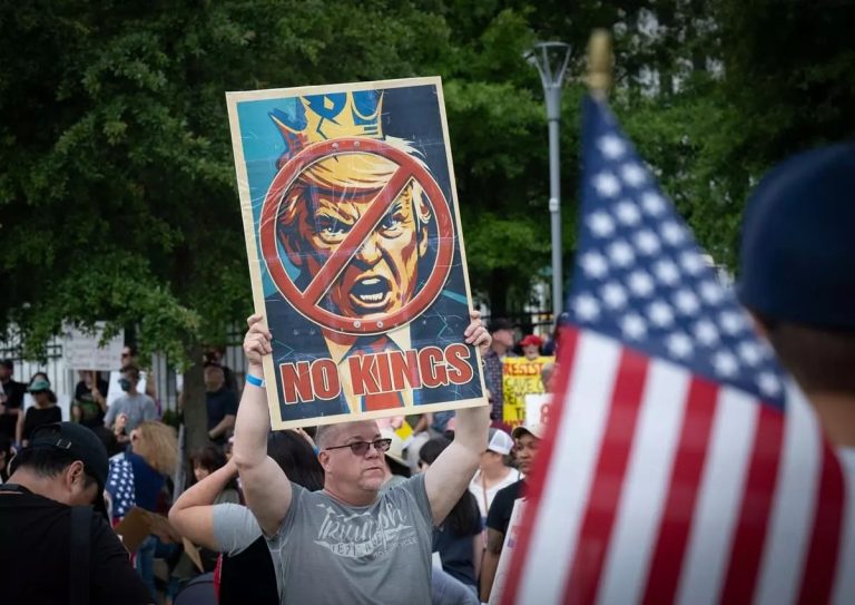 Nel 250° anniversario dell’esercito Usa gli oppositori di Trump scendono in piazza