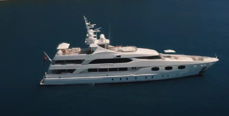 Il super-yacht Eleni al largo di Taormina: lusso da 14,5 mln