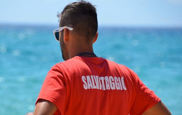 Taormina, turista polacca colta da malore in spiaggia: la salva un bagnino