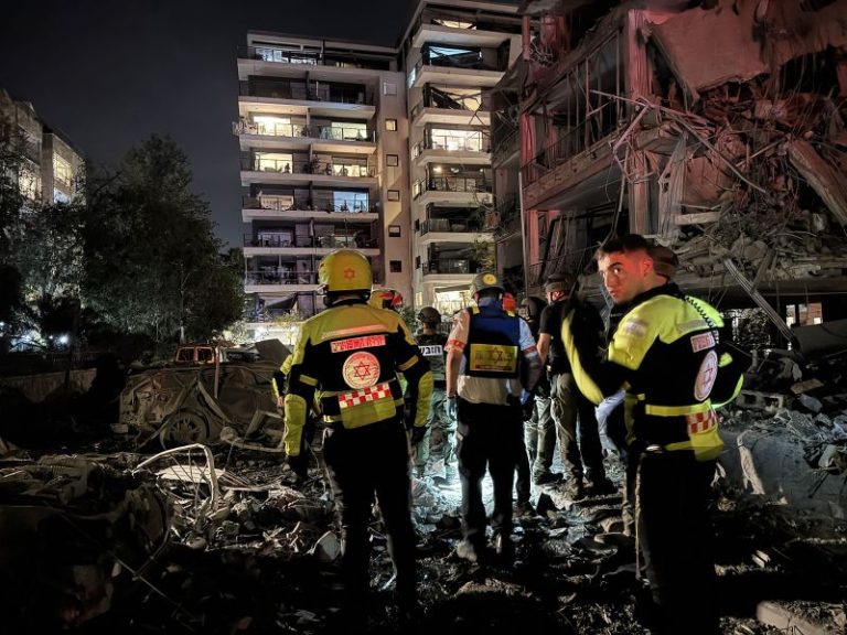 Notte di attacchi incrociati tra Iran e Israele, missili anche dallo Yemen