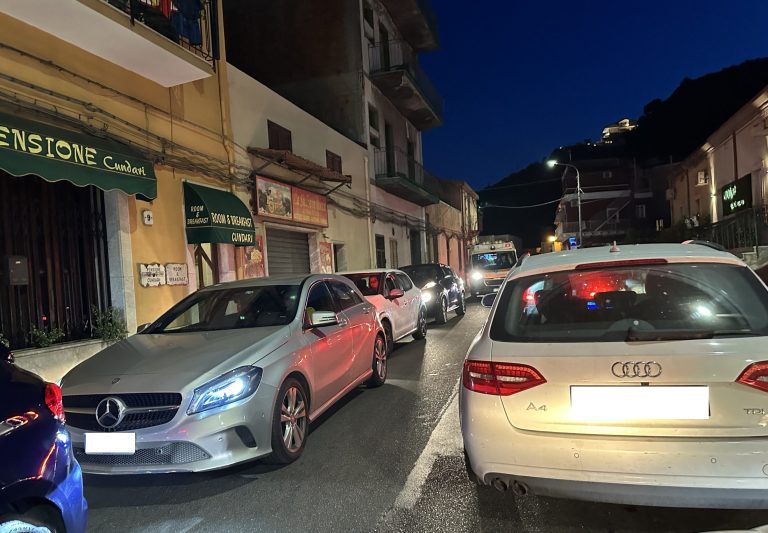 Viabilità Taormina-Naxos: 2 giugno da incubo, lunghe code e ambulanze “intrappolate” nel traffico