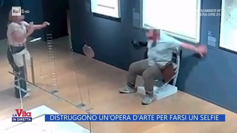 Distruggono un’opera d’arte per una foto