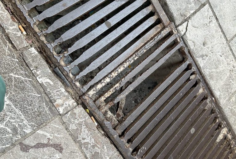 Taormina, a Mazzeo la grata di Via Appiano è una trappola: 3 cadute in 72 ore