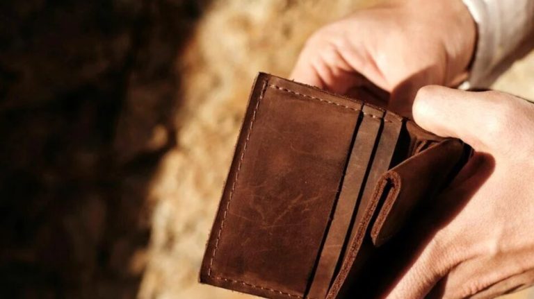 Taormina: turista smarrisce portafogli all’Etna, ristoratore lo rintraccia e glielo riconsegna
