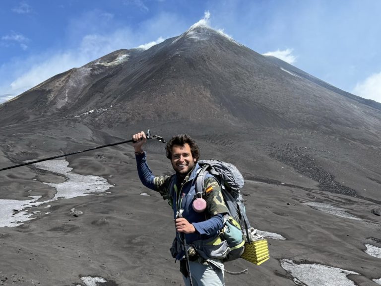 Adrian Pelayo, dalla Sicilia al Vaticano a piedi: un cammino pieno di fede e umanità Adrian Pelayo, dalla Sicilia al Vaticano a piedi: un cammino pieno di fede e umanità
