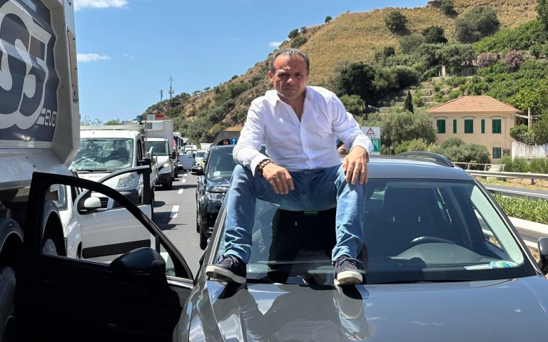 Un incidente blocca De Luca in autostrada: rinviata la conferenza stampa di “Uomo 56” su ScN