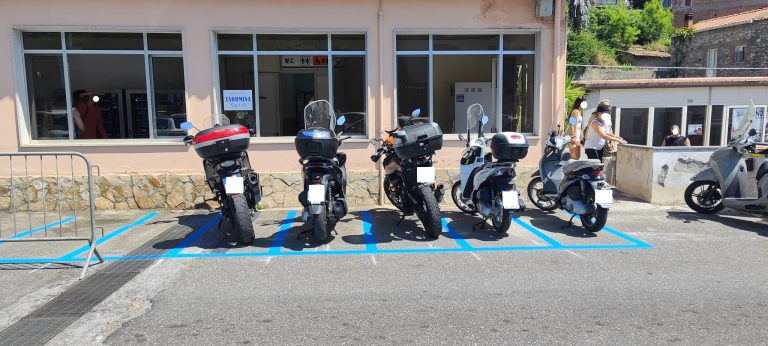 Taormina, dietrofront del Comune sulle strisce blu per i motocicli: parcheggio rimarrà gratuito