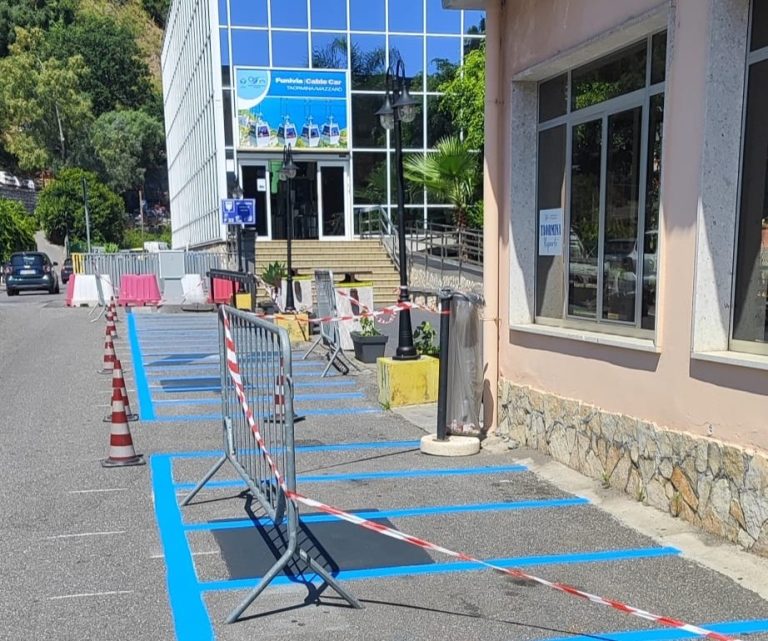 Strisce blu per motocicli a Taormina, l’Associazione Albergatori: “Esentare i lavoratori con un regolare contratto”