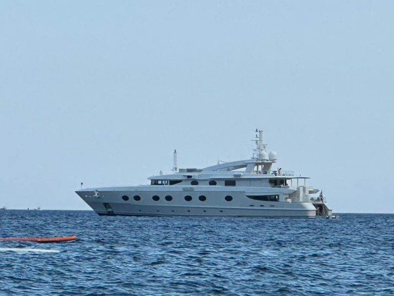 Il super-yacht Queen Aida a Taormina, spettacolo “regale” in rada