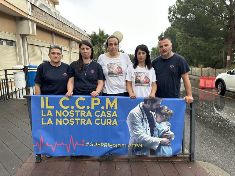 Ccpm Taormina, le famiglie sospendono il presidio: “Stremati dallo sforzo, alcuni si sono ammalati. Ma non molliamo”