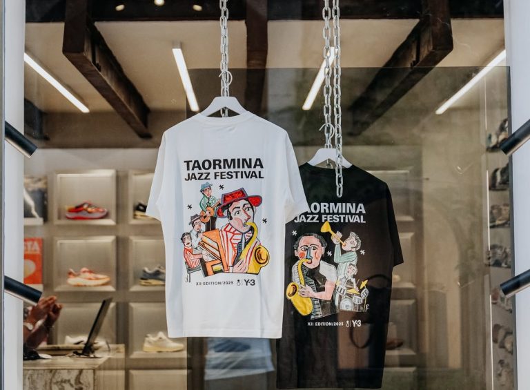 Y-3 e Feliciotto Concept Store firmano la capsule ufficiale del Taormina Jazz Festival 2025: arte, moda e musica in edizione limitata